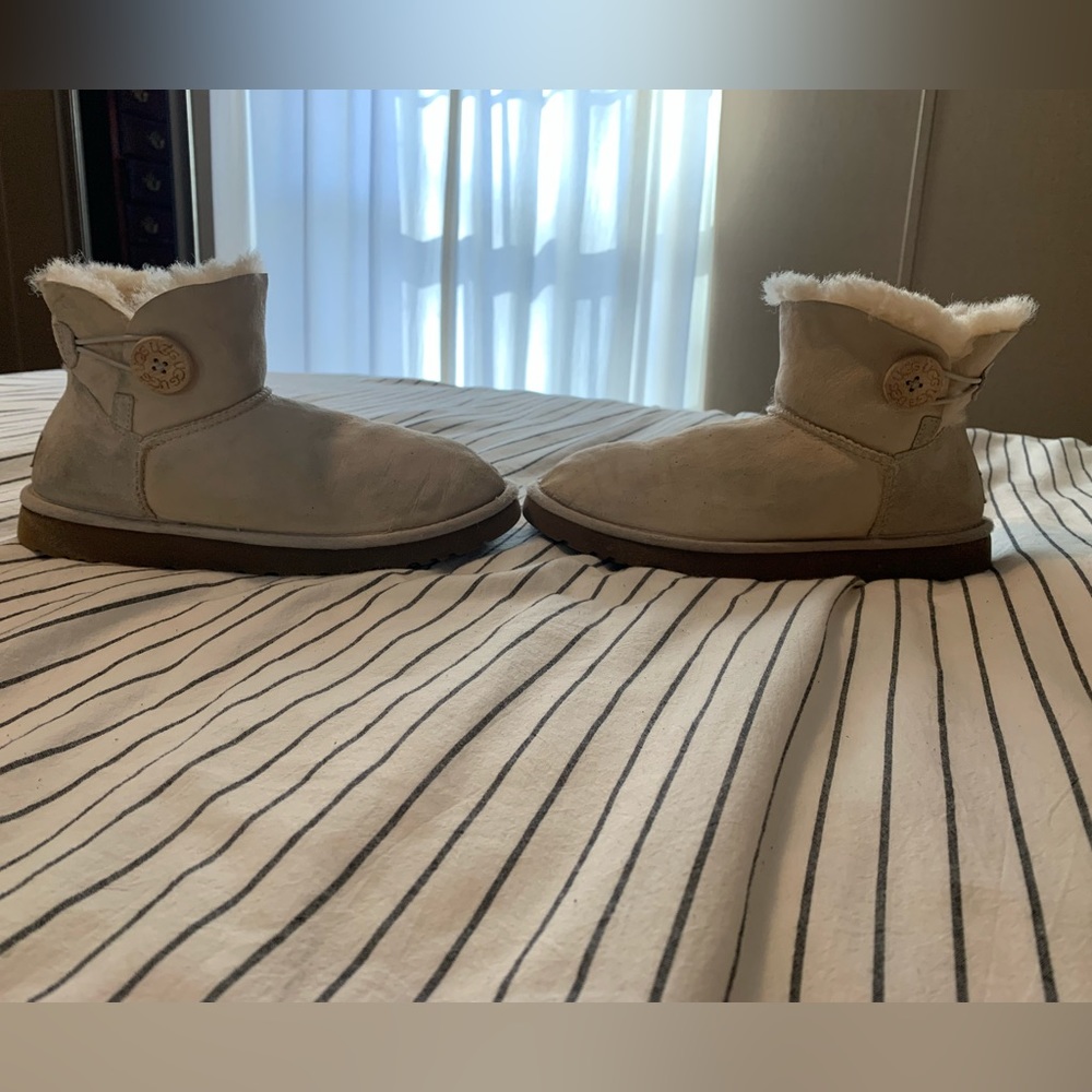 UGG Women’s Mini Bailey Button in Biege size 9